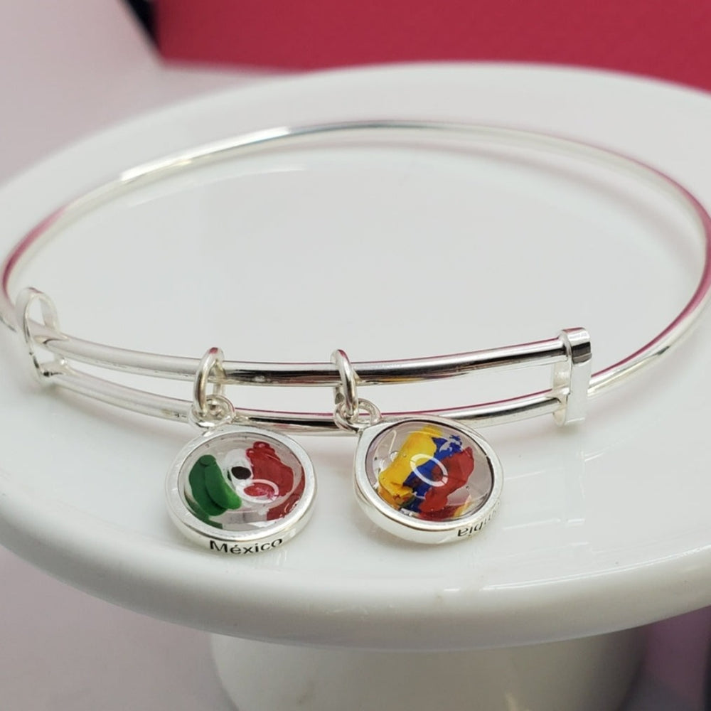 Pulsera con 2 dijes de resina de banderas pintadas