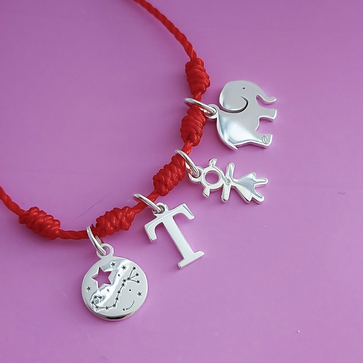 Pulsera dijes hilo rojo