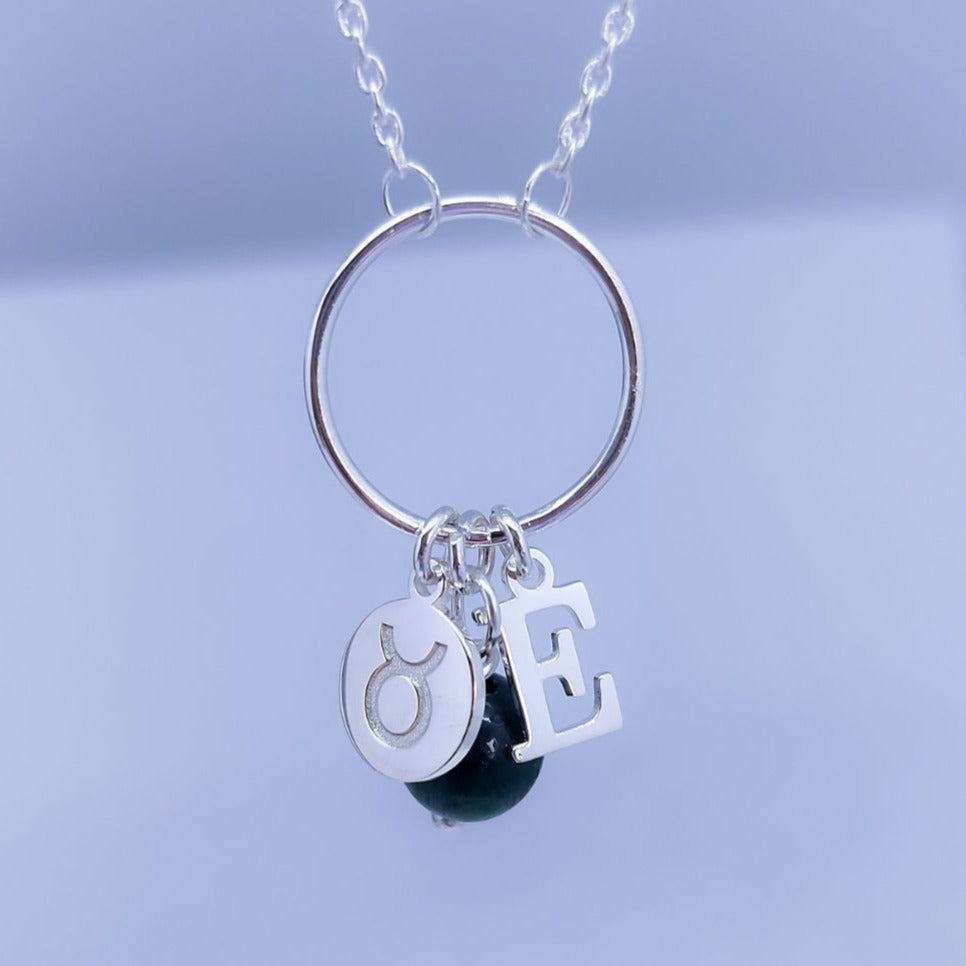 Collar inicial, signo, piedra y ojo
