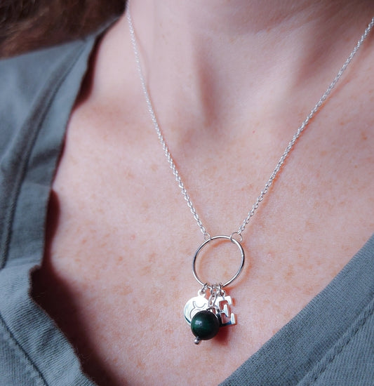 Collar inicial, signo, piedra y ojo