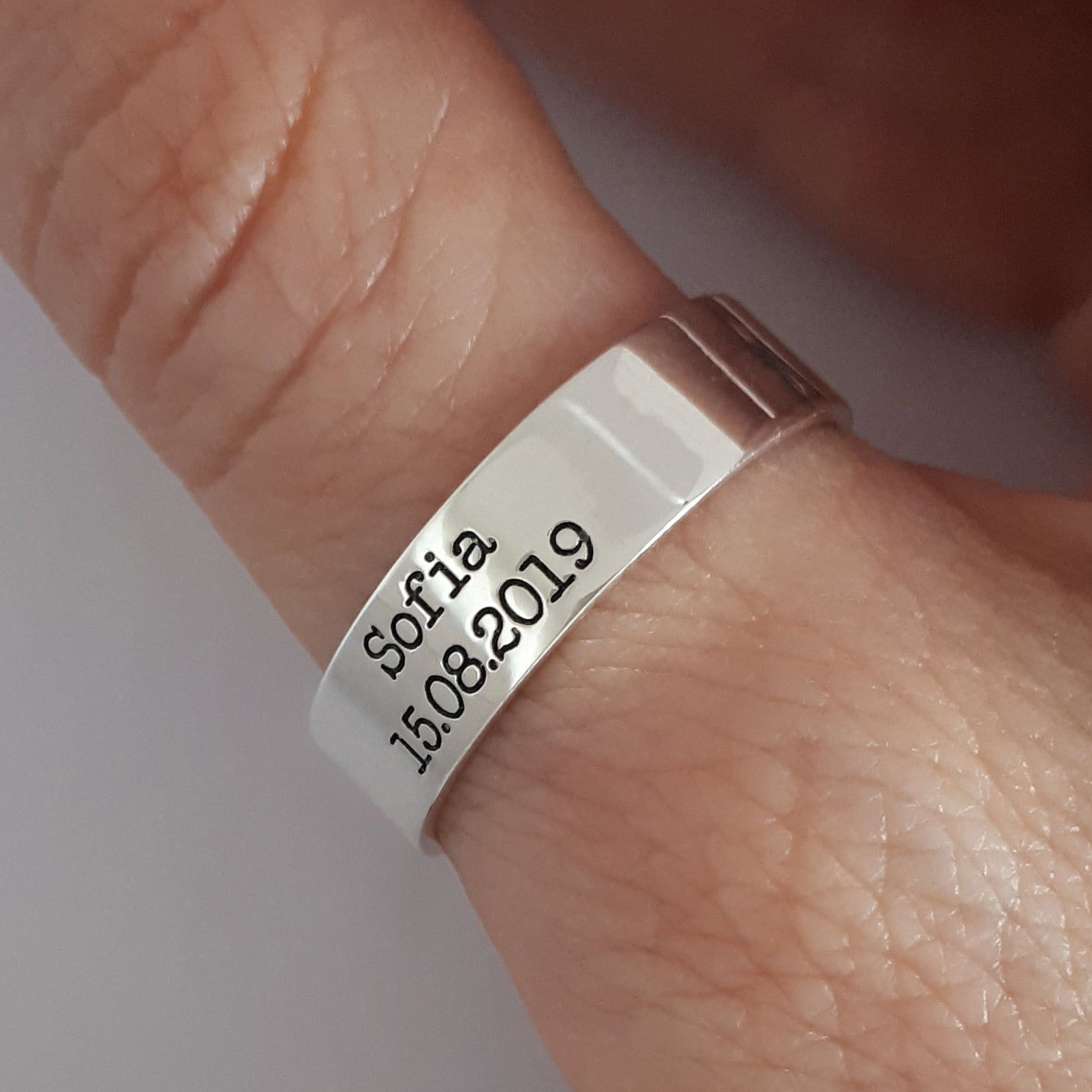 Anillo Grabado Personalizado 7mm – Bésame Jewelry - Main Image