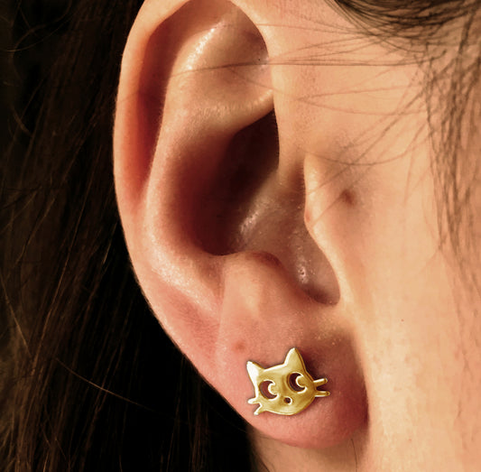aretes gato de plata con baño de oro