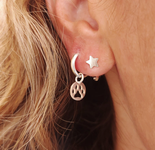 Arracadas tipo huggies huellas.