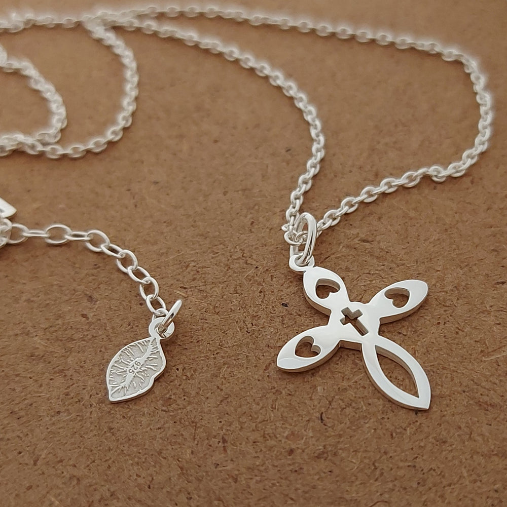 Collar Cruz corazones