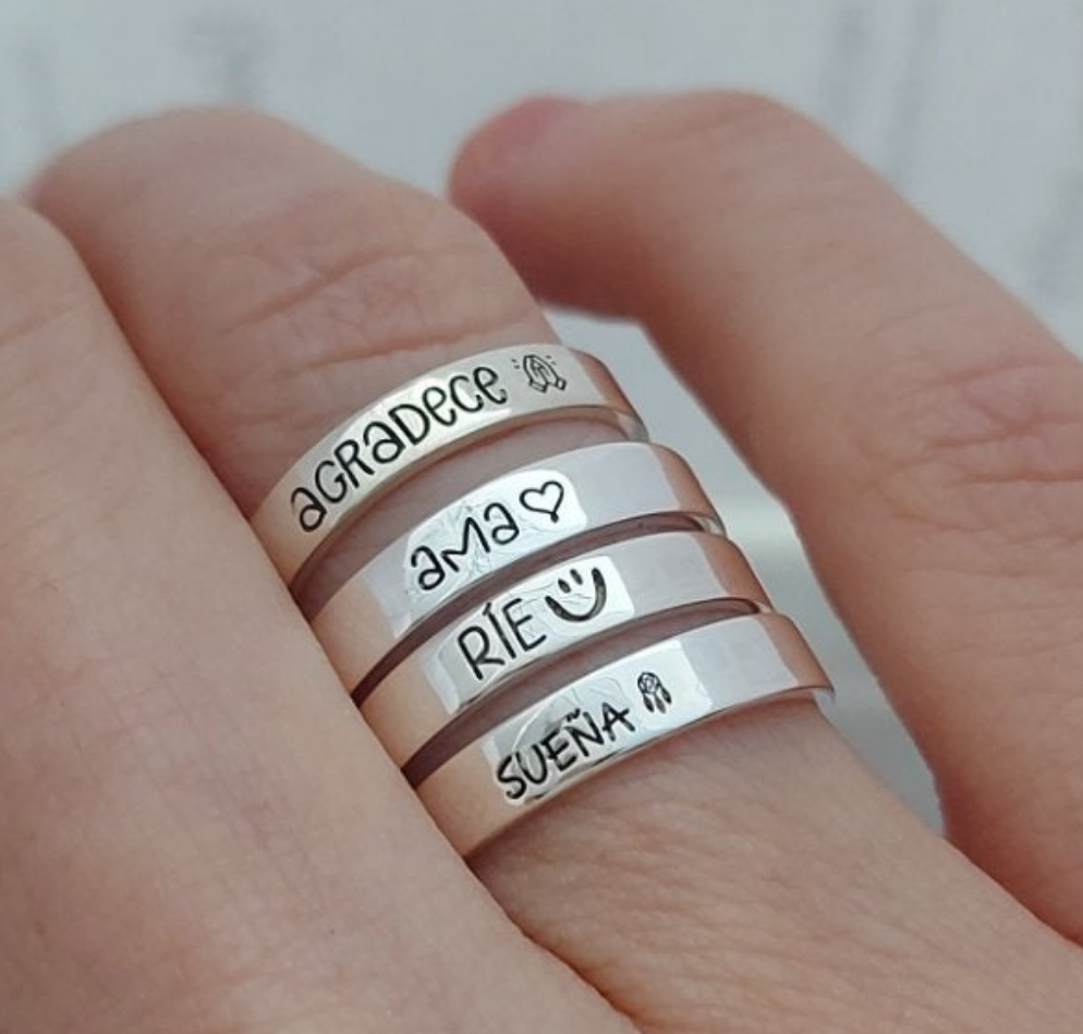 anillo nombre palabra grabado