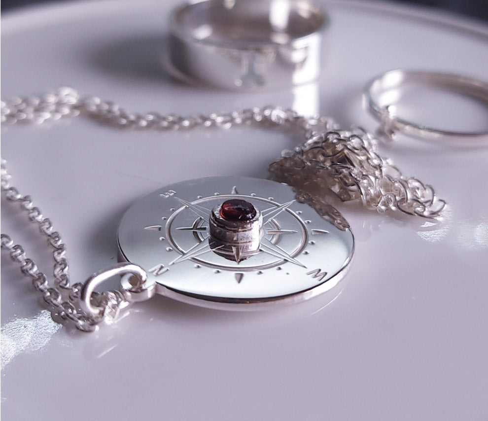 Collar Brujula con piedra
